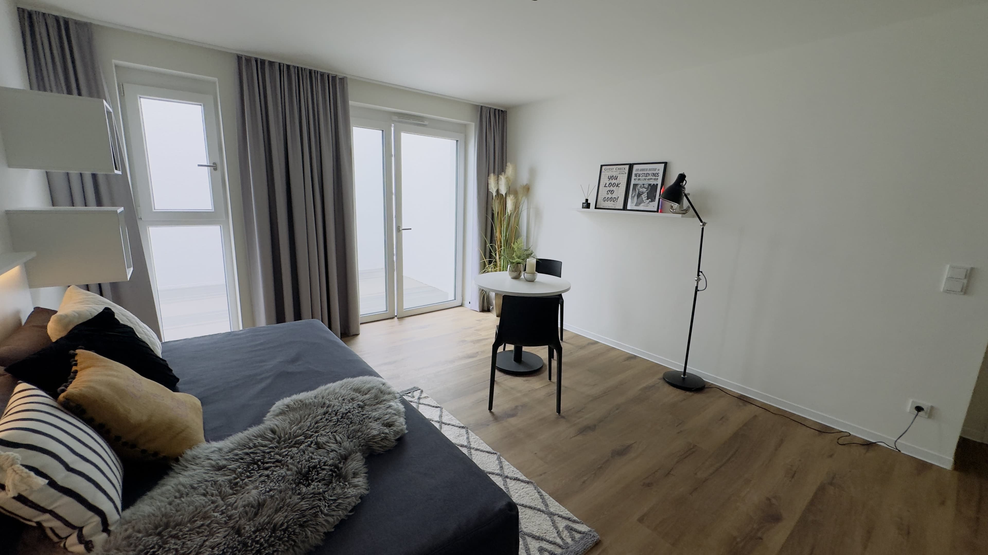 Premium Apartment: heller Wohnbereich mit Sofa und Essbereich